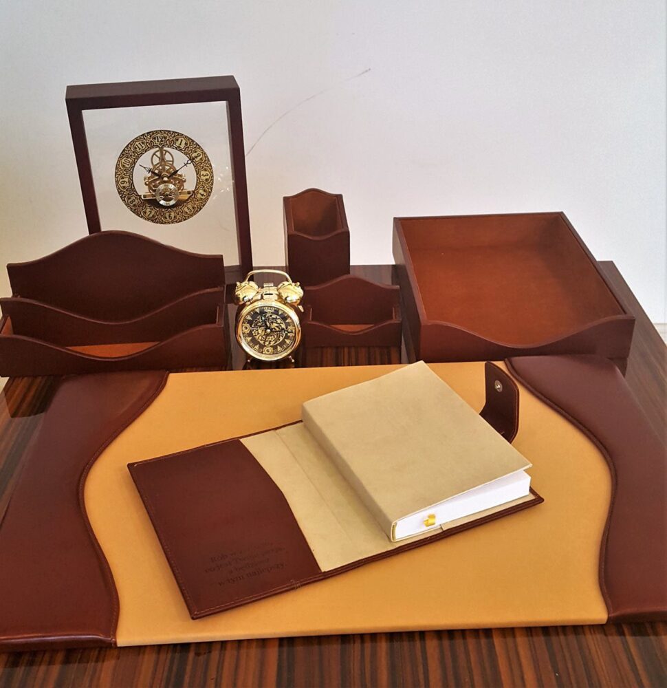 We arrange office desk sets