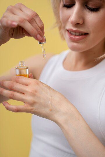 Woman Using Serum 23 2149396162