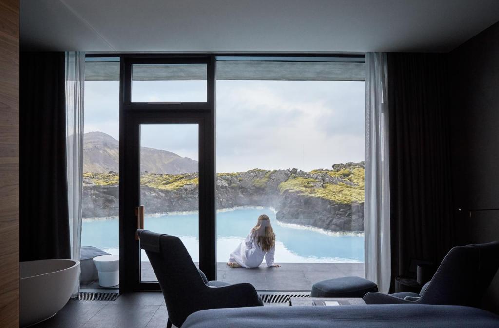 Extravagant Vacation Destinations The Retreat At Blue Lagoon Iceland View From Inside