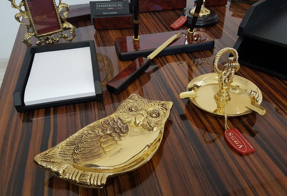 decorations for executives' desks