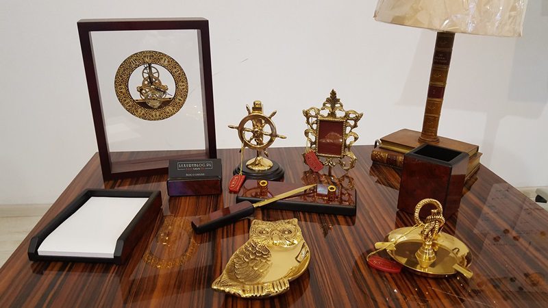 director's desk decorations arranging