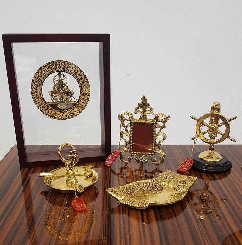 what should an elegant desk look like