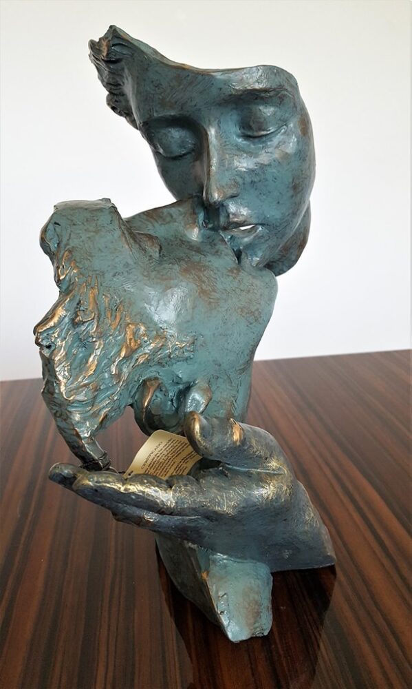 kissing couple figurine