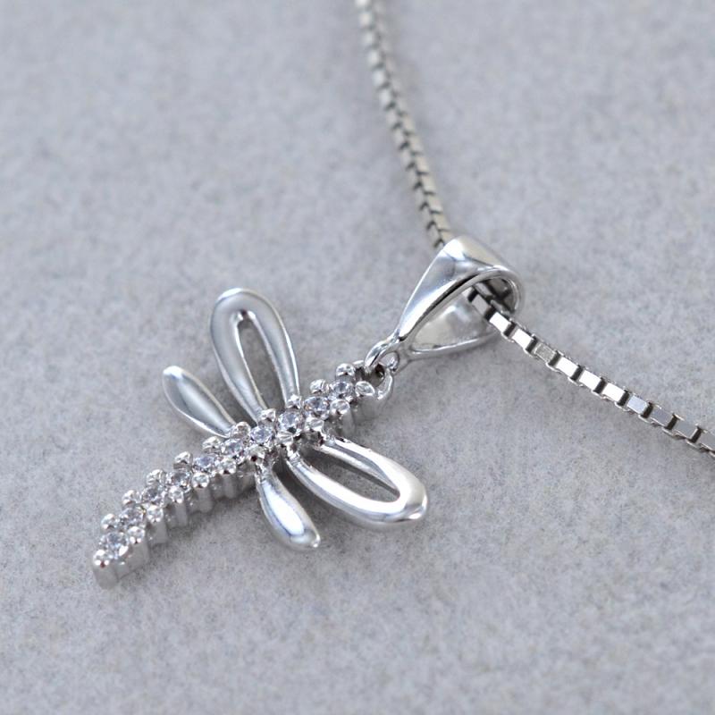 what jewelry to give a woman as a gift