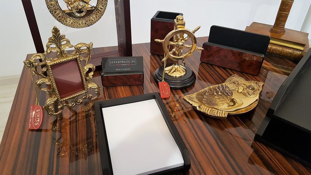 what to put on the CEO's desk