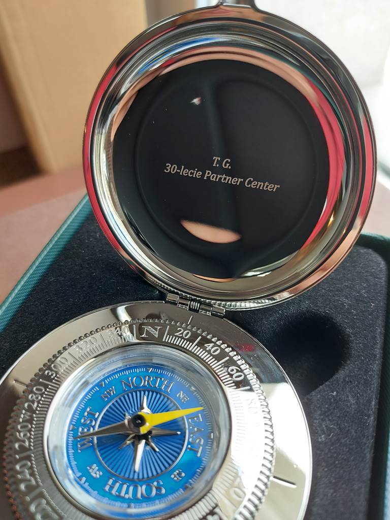 which compass to give as a gift scaled