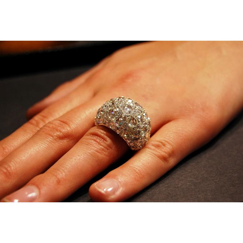 Exceptional White Gold Ring Set with Diamonds