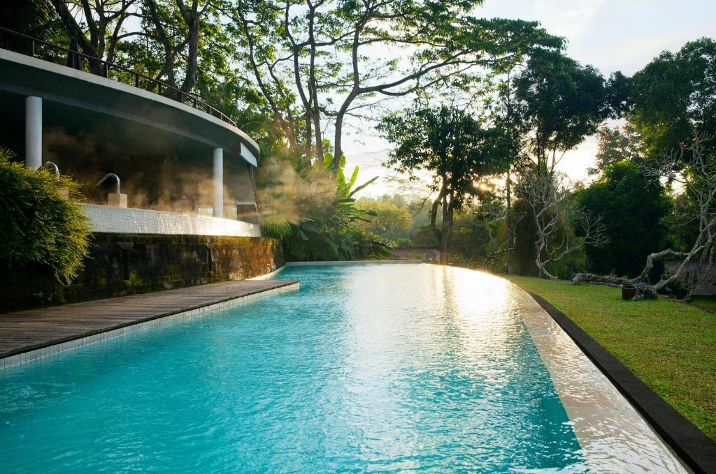 Extravagant Vacation Spots Como Shambhala Estate Exterior View