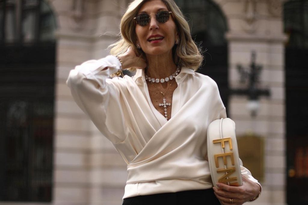 What Jewelry for a 50-Year-Old Woman