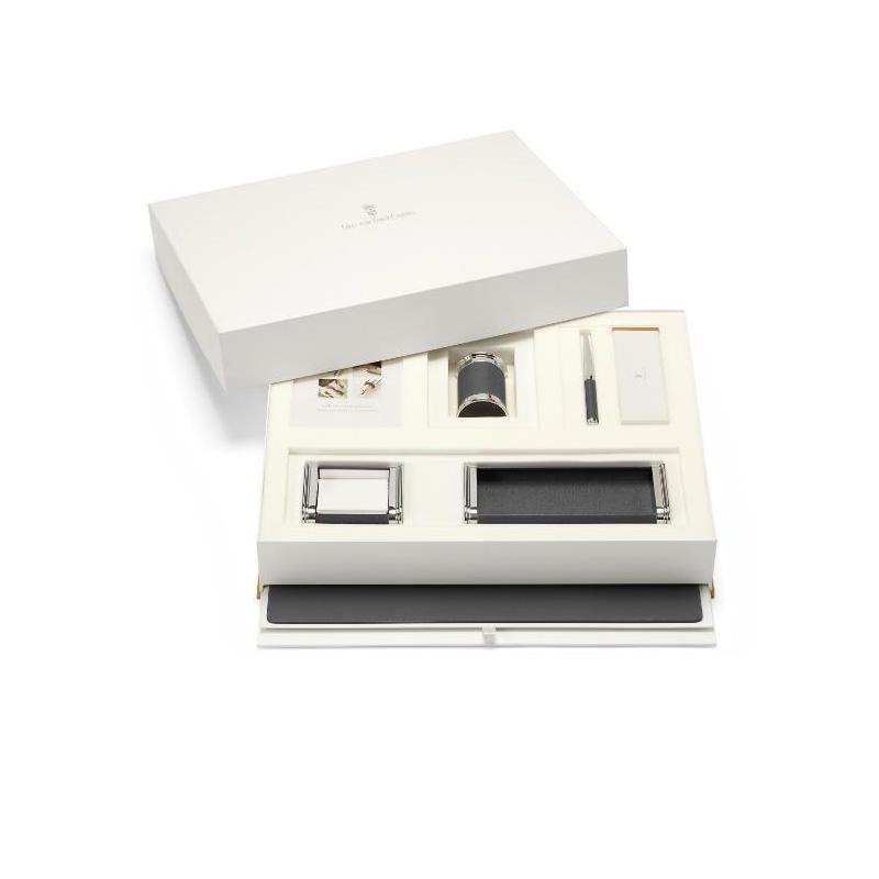 What to Buy for a Woman Accessories