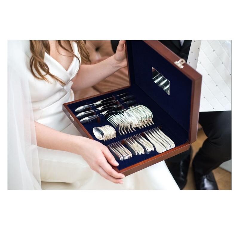 What to Buy for a Newlywed Couple Instead of Flowers